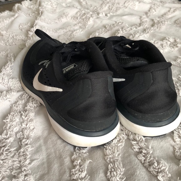 black nike sneakers - Picture 4 of 4